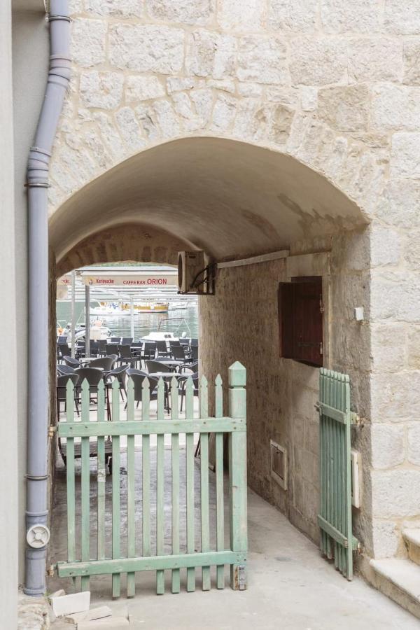 Apartment Filomena In The Center Komiza Exterior photo